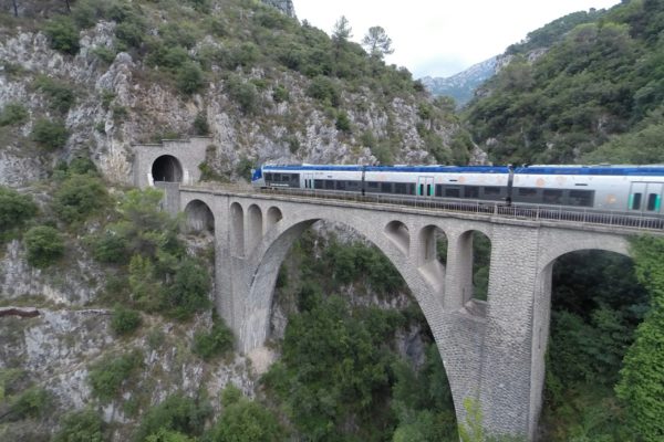 c04-1-train-sur-viaduc